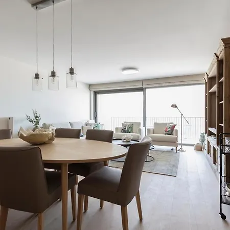 Spacious Sea View Apartment With Pool